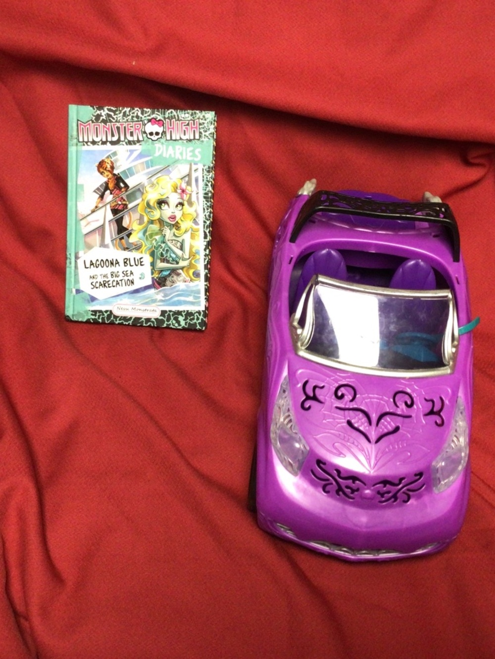 Monster High Scaris and book